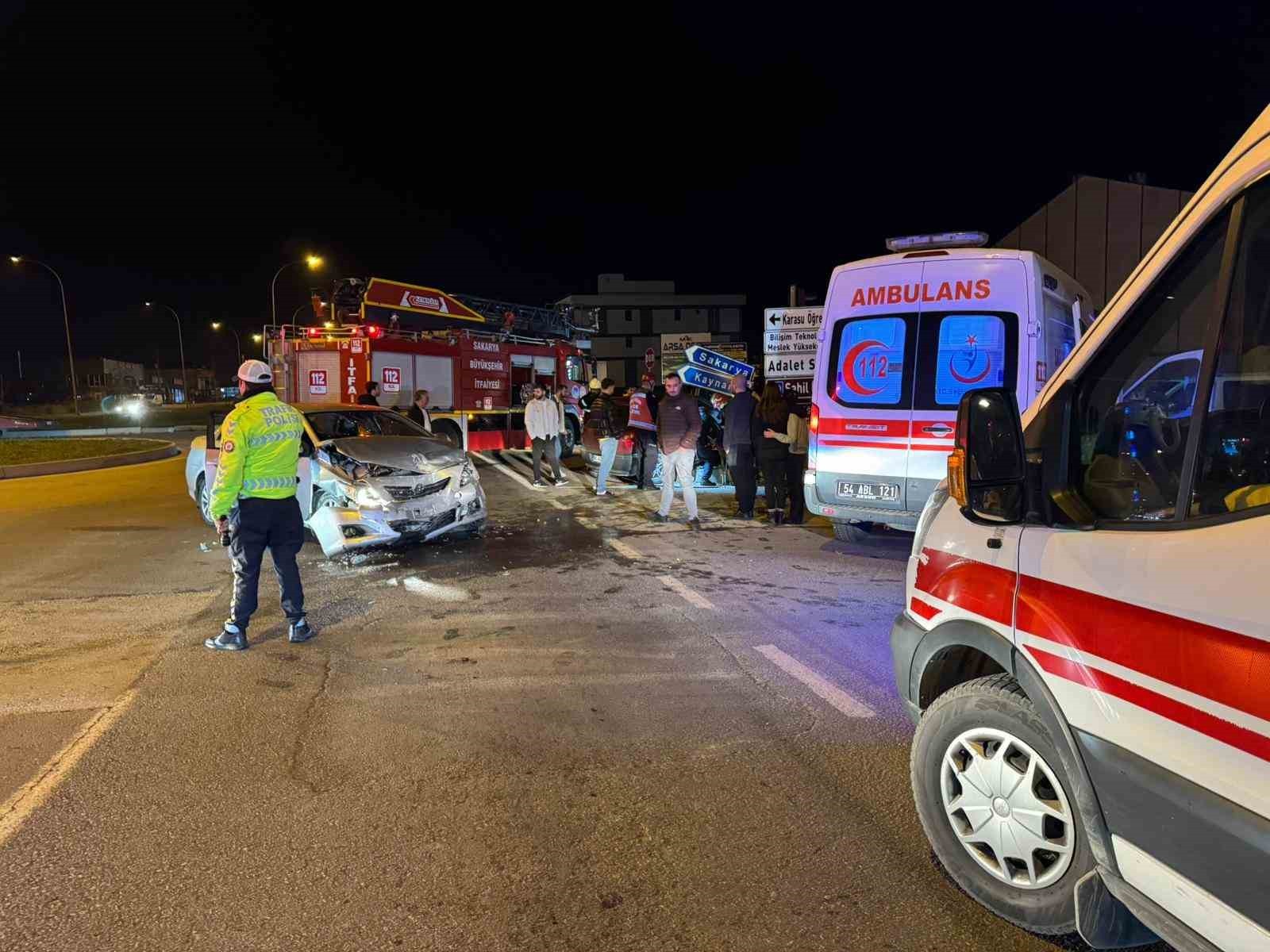 SAKARYA’NIN KARASU İLÇESİNDE İKİ OTOMOBİLİN ÇARPIŞMASI NETİCESİNDE MEYDANA GELEN TRAFİK KAZASINDA...