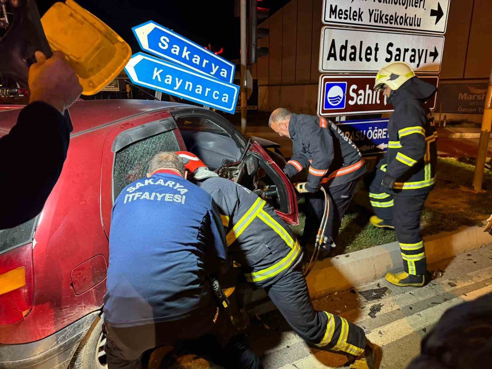 SAKARYA’NIN KARASU İLÇESİNDE İKİ OTOMOBİLİN ÇARPIŞMASI NETİCESİNDE MEYDANA GELEN TRAFİK KAZASINDA...