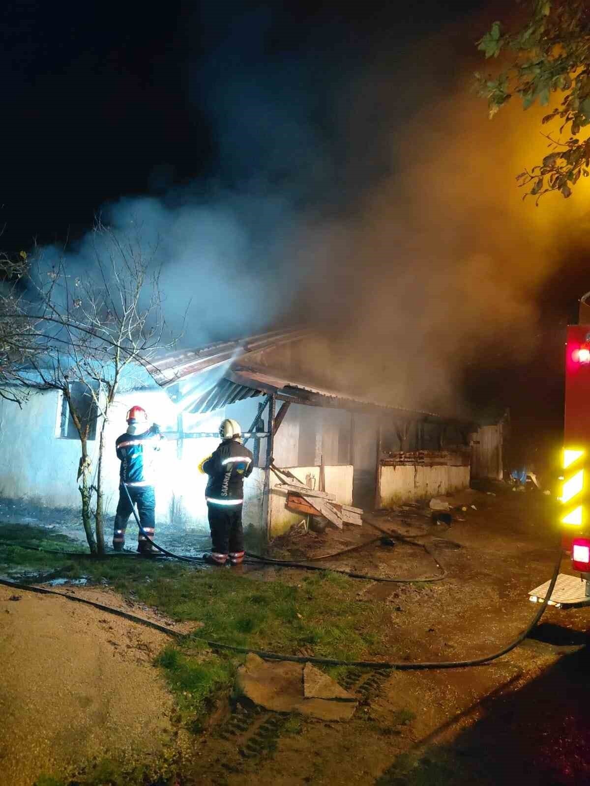 SAKARYA’NIN KAYNARCA İLÇESİNDE TEK KATLI EVDE ÇIKAN YANGIN İTFAİYE EKİPLERİNCE...