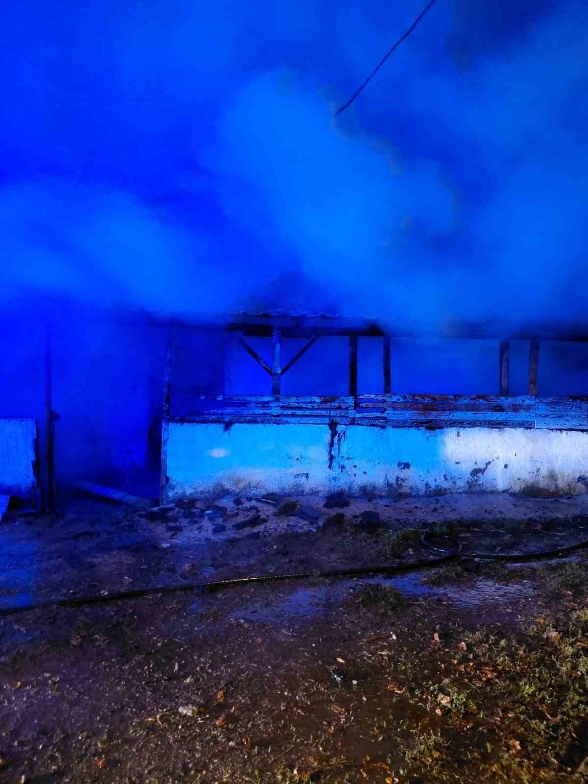 SAKARYA’NIN KAYNARCA İLÇESİNDE TEK KATLI EVDE ÇIKAN YANGIN İTFAİYE EKİPLERİNCE...