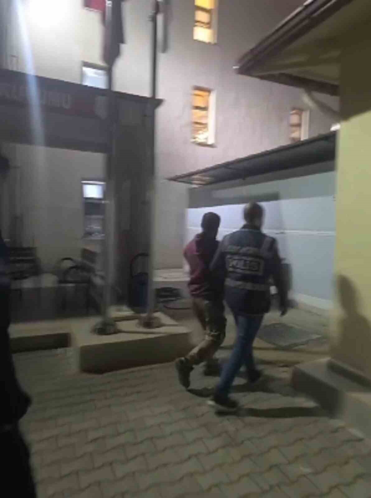 SAMANDAĞ’DA HAPİS CEZASI İLE ARANAN ŞAHIS TUTUKLANDI