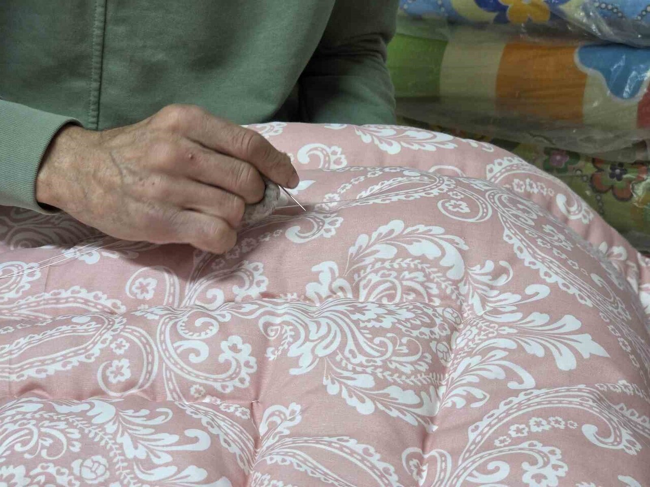 SAMSUN'DA 52 YAŞINDA OLMASINA RAĞMEN MESLEĞİN EN GENCİ OLDUĞUNU İFADE EDEN YORGAN USTASI, 40...