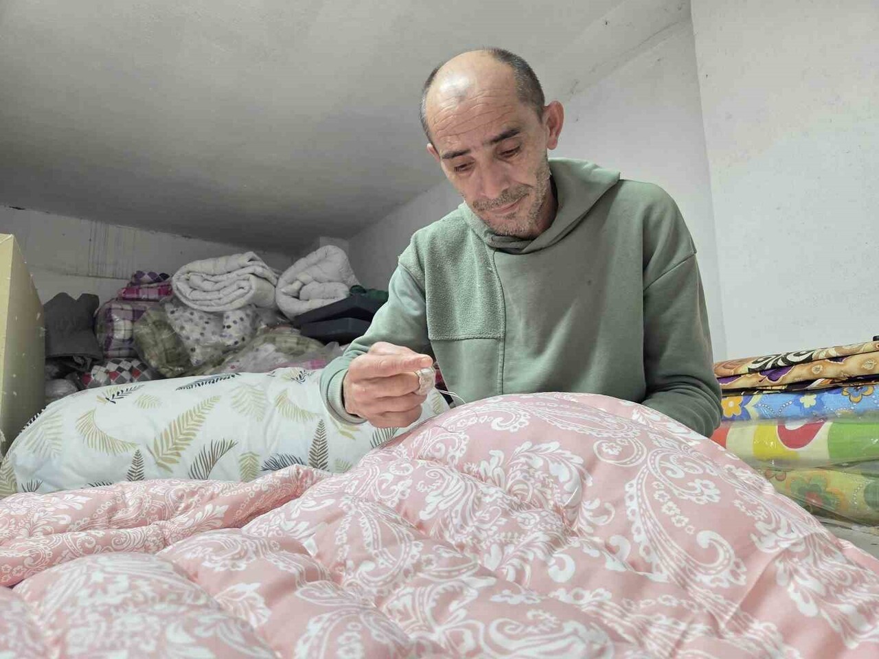 SAMSUN'DA 52 YAŞINDA OLMASINA RAĞMEN MESLEĞİN EN GENCİ OLDUĞUNU İFADE EDEN YORGAN USTASI, 40...