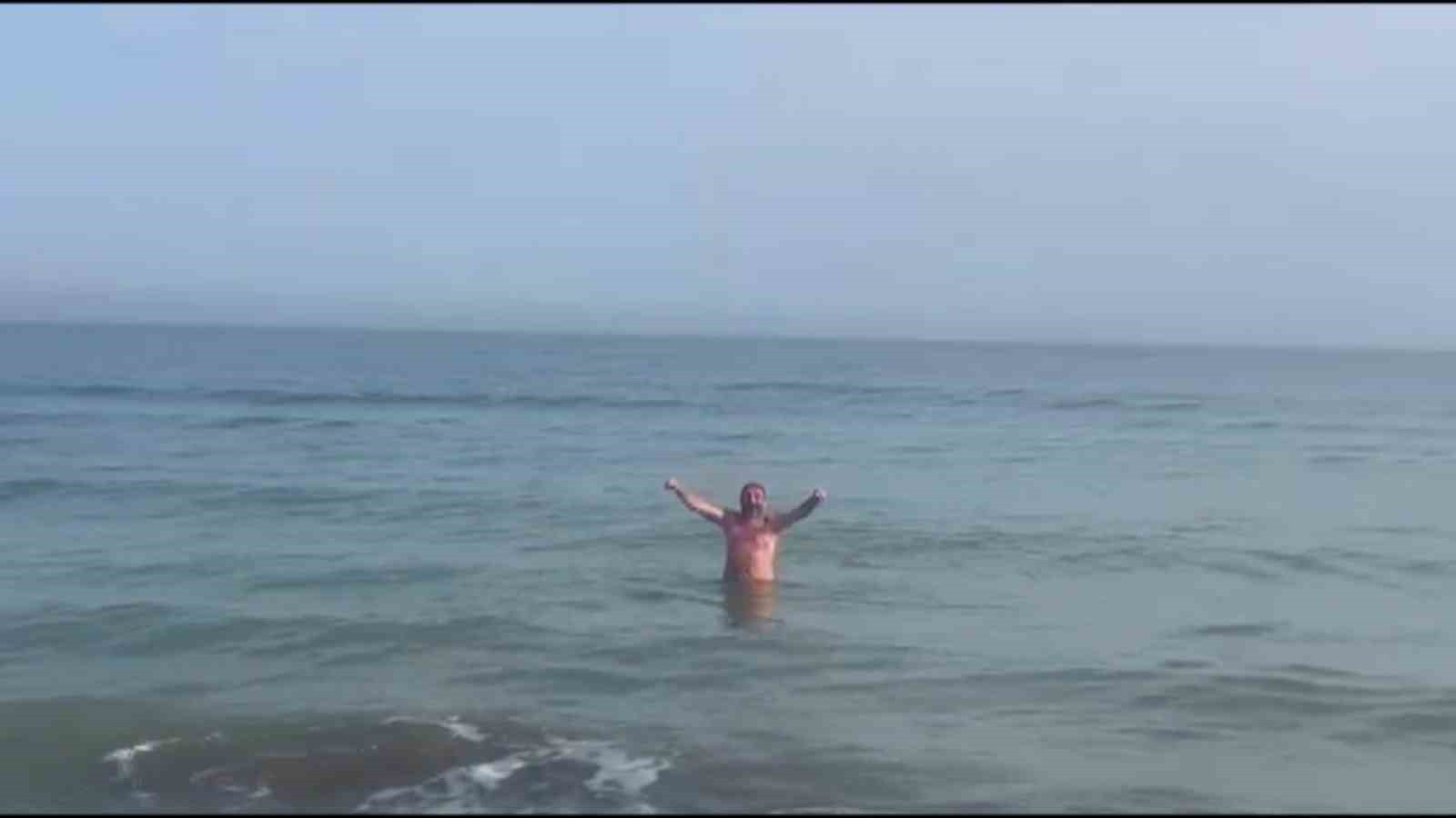 SAMSUN'DA BİR VATANDAŞ KASIM AYINDA DENİZE GİREREK SICAK HAVAYI FIRSATA ÇEVİRDİ