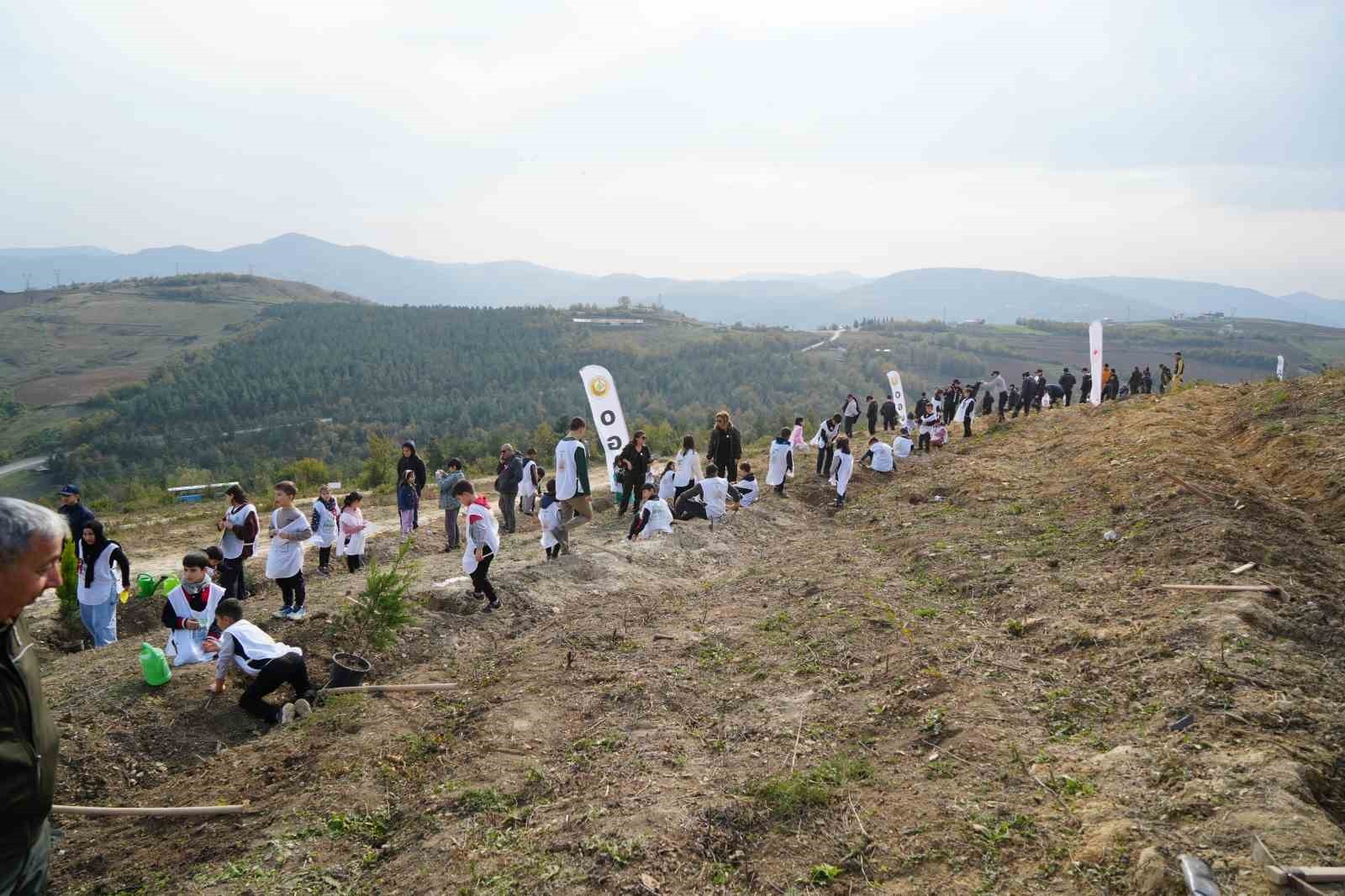 SAMSUN'DA, "11 KASIM MİLLİ AĞAÇLANDIRMA GÜNÜ" ÇERÇEVESİNDE 19 LOKASYONDA 37 BİN 380 FİDAN TOPRAKLA...