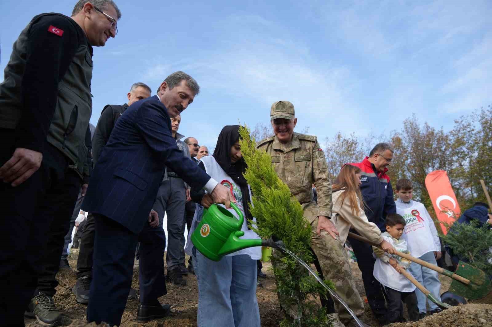 SAMSUN'DA, "11 KASIM MİLLİ AĞAÇLANDIRMA GÜNÜ" ÇERÇEVESİNDE 19 LOKASYONDA 37 BİN 380 FİDAN TOPRAKLA...