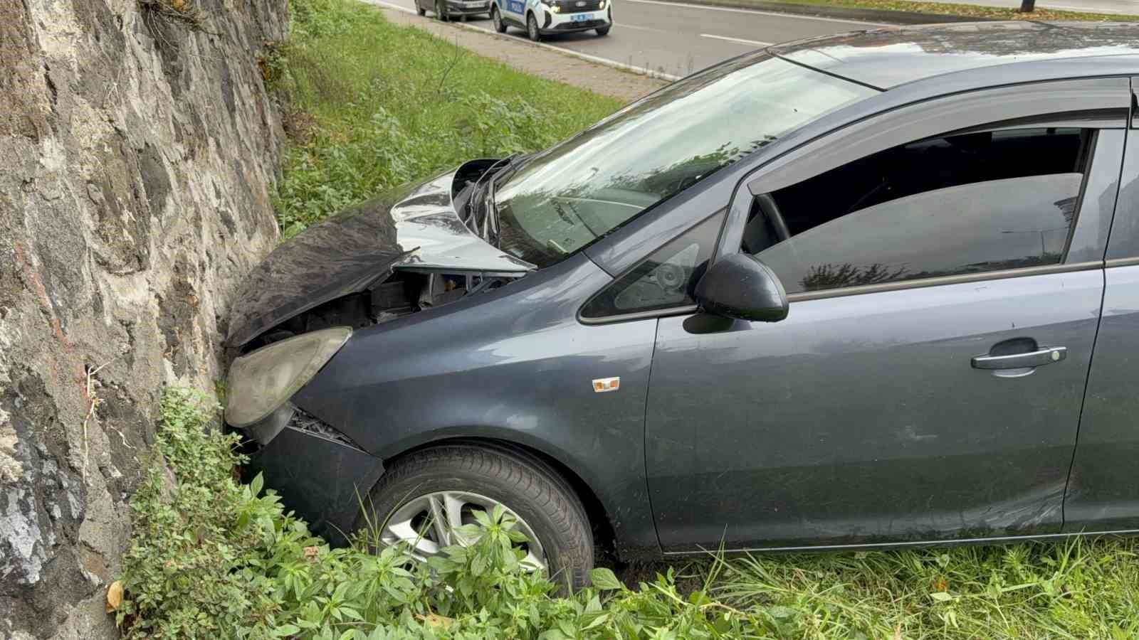 SAMSUN'UN DİREKSİYON HÂKİMİYETİNİN KAYBEDİLMESİ SONUCU OTOMOBİLİN İSTİNAT DUVARINA ÇARPTIĞI KAZADA...