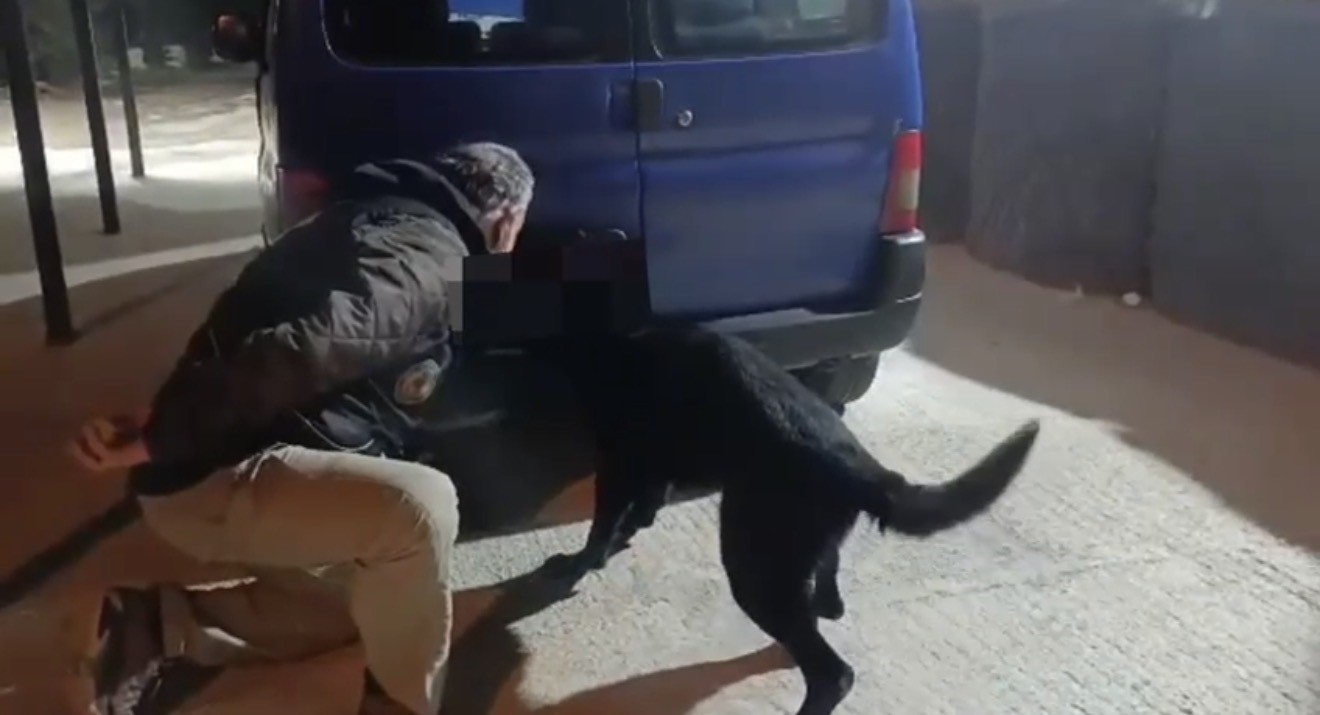 SAMSUN’DA BİR ARAÇTA NARKOTİK DEDEKTÖR KÖPEĞİ İLE YAPILAN ARAMADA STEPNE LASTİĞİNE ZULALANAN...
