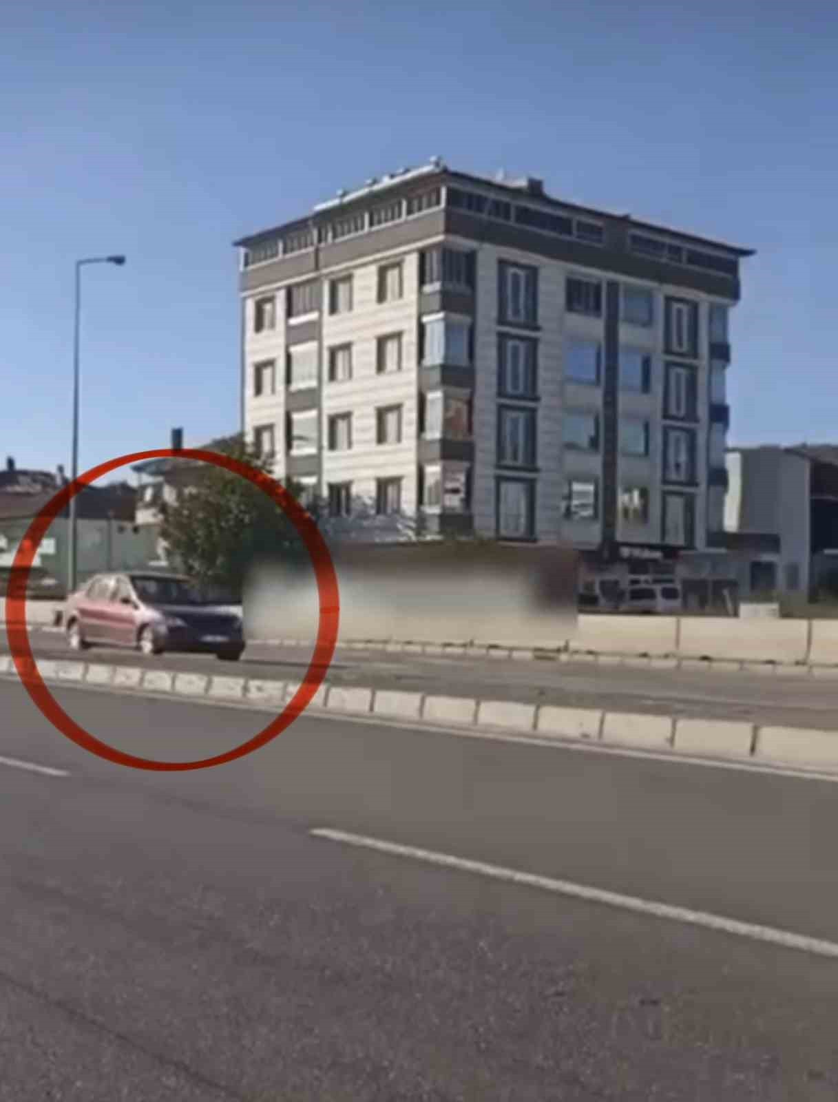 SAMSUN’DA BİR OTOMOBİLİN TERS İSTİKAMETE GİDİŞİNİN SOSYAL MEDYA HESABINDA GÖRÜNTÜSÜNÜN...