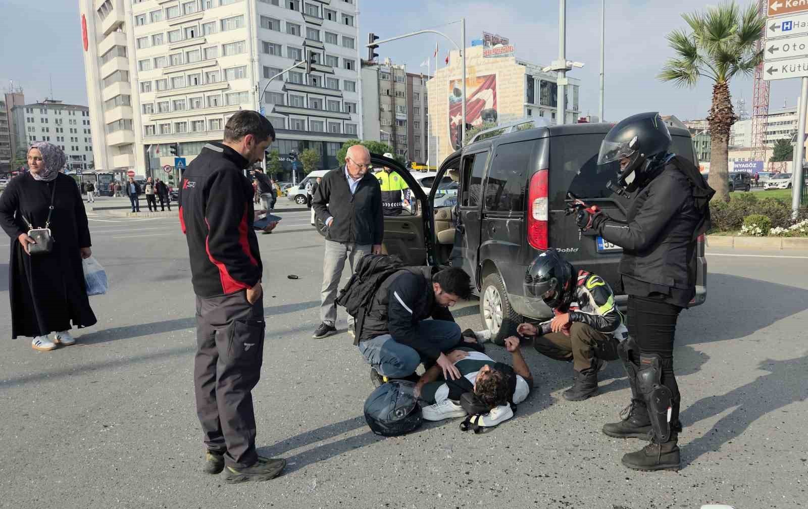 SAMSUN’DA HATALI DÖNÜŞ YAPAN HAFİF TİCARİ ARAÇ İLE MOTOSİKLET SÜRÜCÜSÜNÜN KARIŞTIĞI TRAFİK...