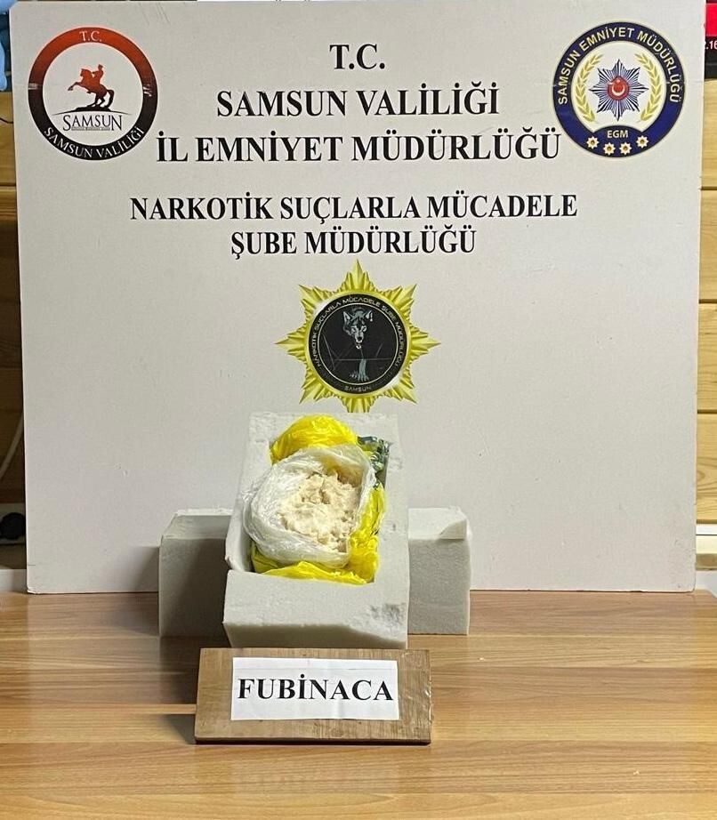 SAMSUN’DA NARKOTİK POLİSİ TARAFINDAN BİR MİNİBÜSTE YAPILAN ARAMADA UYUŞTURUCU ELE GEÇTİ.