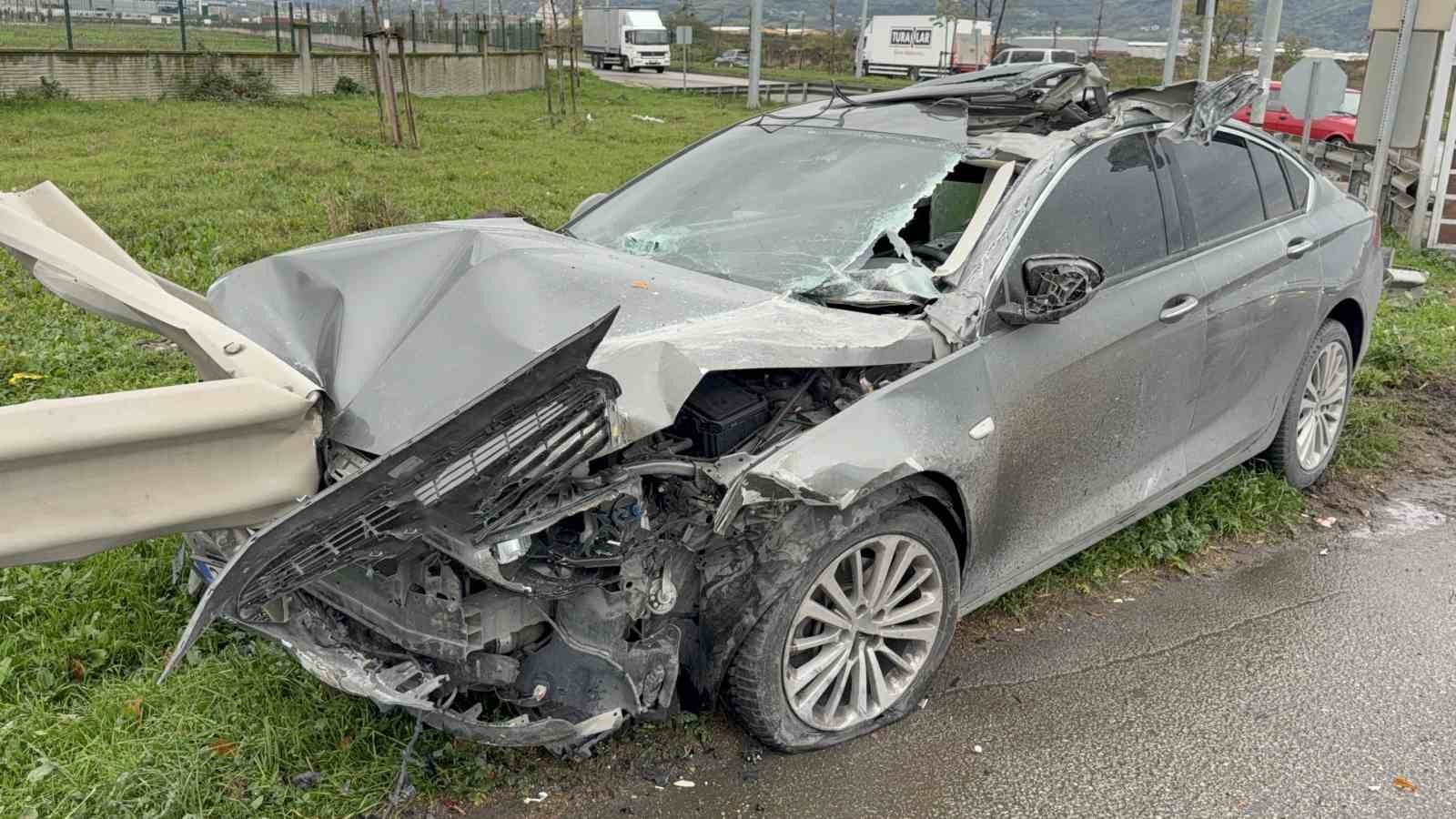 SAMSUN’DA OTOMOBİLİN KAMYONETE ÇARPIP BARİYERE GİRDİĞİ KAZADA 3 KİŞİ YARALANDI.