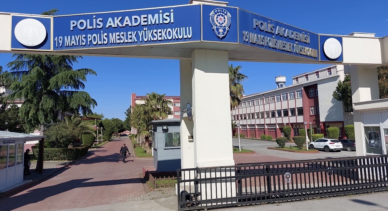 SAMSUN’DA POLİS MESLEK YÜKSEK OKULUNDA BİR ÖĞRENCİ GECE SAATLERİNDE OKUL BİNASININ 5. KATINDAKİ...