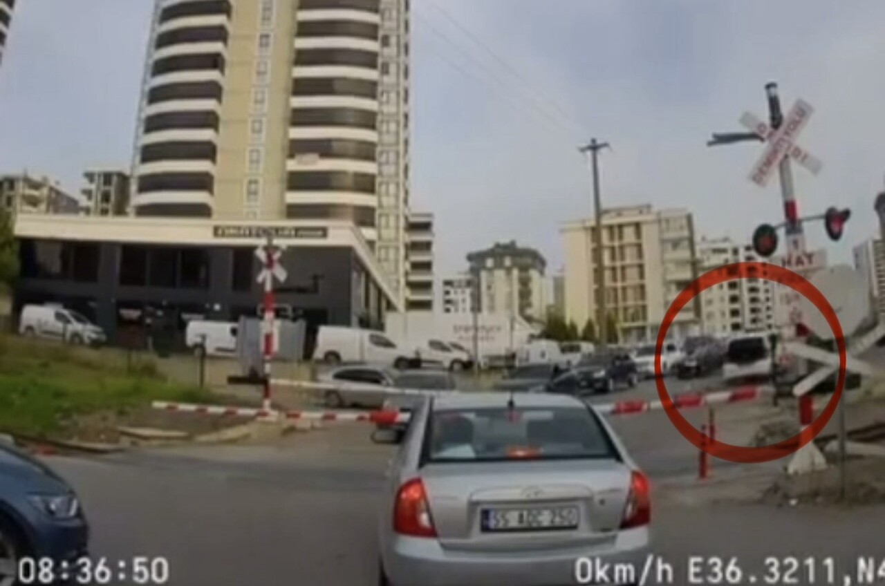 SAMSUN’DA SOSYAL MEDYADA PAYLAŞILAN TREN YOLUNDA KURAL TANIMAZ SÜRÜŞE POLİS EKİPLERİ TARAFINDAN...