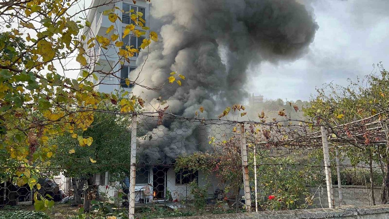 SAMSUN’UN ATAKUM İLÇESİNDE BİR EVDE ŞÖMİNEDEN SIÇRAYAN KIVILCIM NEDENİYLE ÇIKAN YANGIN, EVİ...