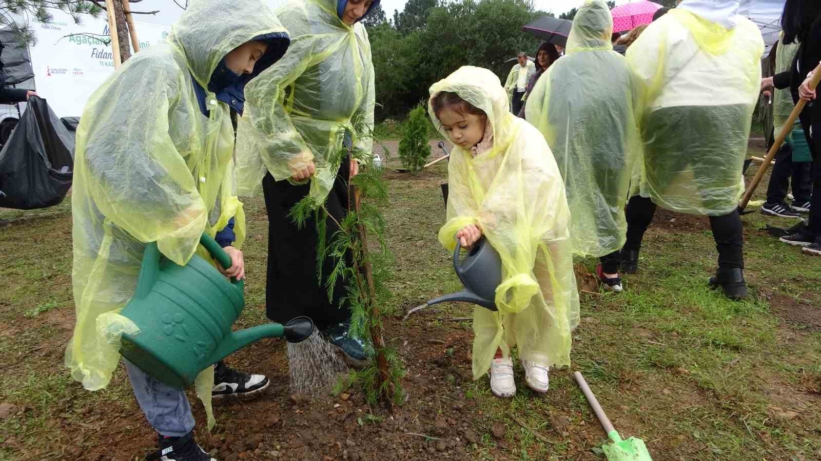 SANCAKTEPE’DE MİLLİ AĞAÇLANDIRMA GÜNÜ KAPSAMINDA DÜZENLENEN ETKİNLİKTE YÜZLERCE FİDAN TOPRAKLA...