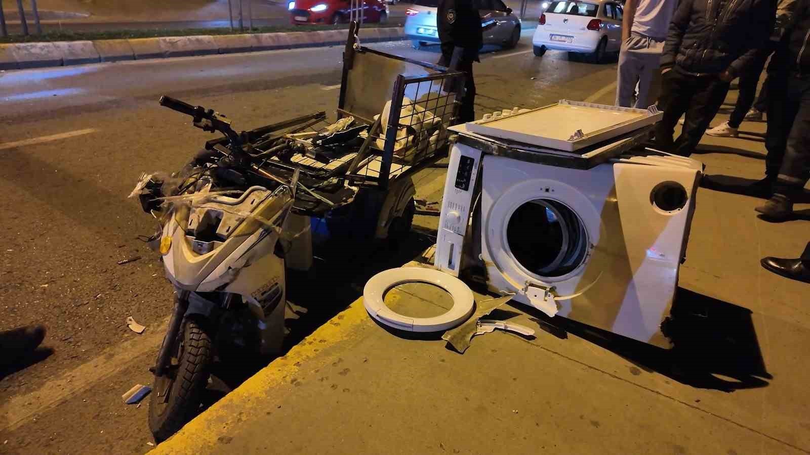 SANCAKTEPE’DE SEYİR HALİNDEKİ BİR OTOMOBİL İLE YAYA GEÇİDİNDEN GEÇMEYE ÇALIŞAN YÜK DOLU MOTOSİKLET...