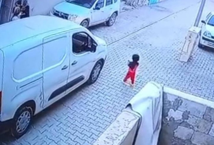 ŞANLIURFA'DA KARGO ARACININ ÇARPTIĞI 2 YAŞINDAKİ ÇOCUK HAYATINI KAYBETTİ... FECİ KAZA...