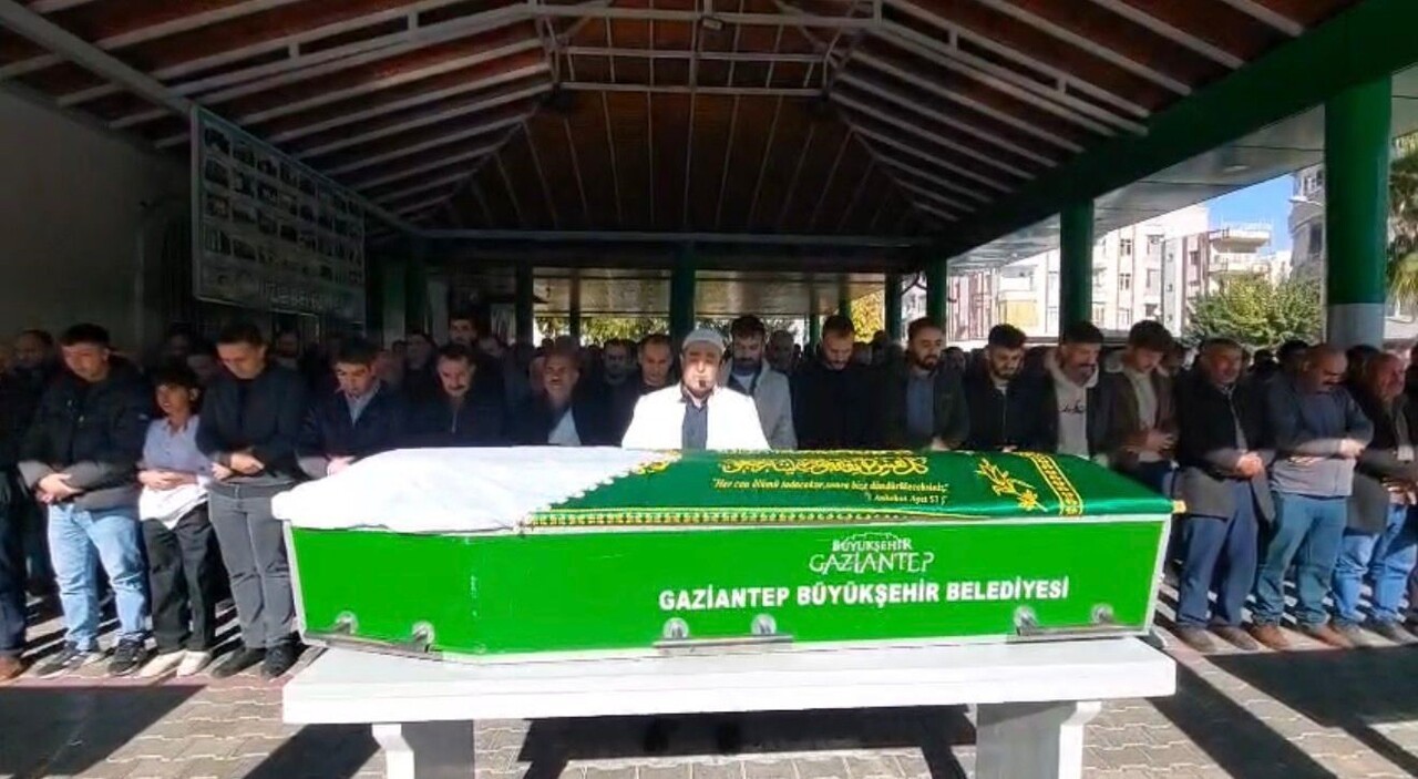 ŞANLIURFA'NIN BİRECİK İLÇESİNDE KONTROLDEN ÇIKARAK DEVRİLEN OTOMOBİLDE HAYATINI KAYBEDEN KADIN...