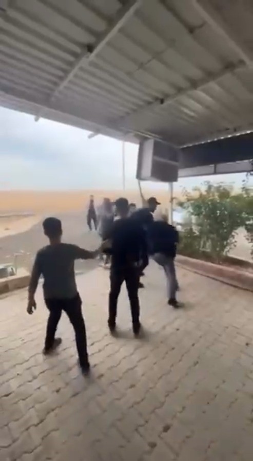 ŞANLIURFA'NIN BİRECİK İLÇESİNDE, YEDİEMİN OTOPARKINA ÇEKİLEN ARAÇLARINI ALMAK İSTEYEN ARAÇ...