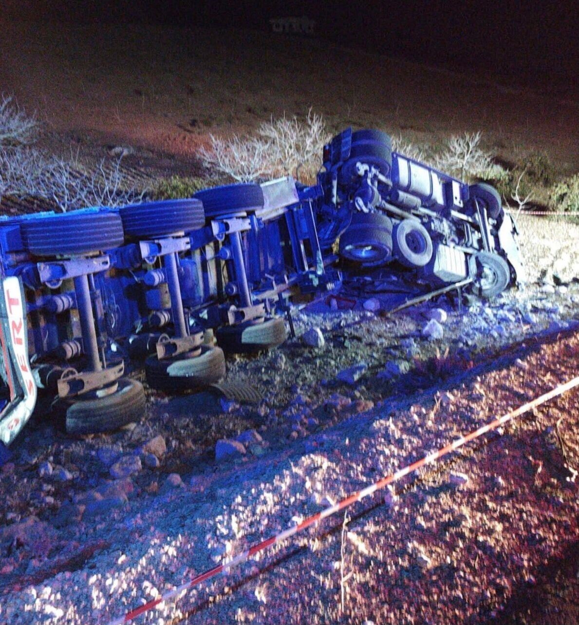 ŞANLIURFA'NIN BOZOVA İLÇESİNDE KONTROLDEN ÇIKAN TIRIN DEVRİLMESİ SONUCU SÜRÜCÜ HAYATINI...