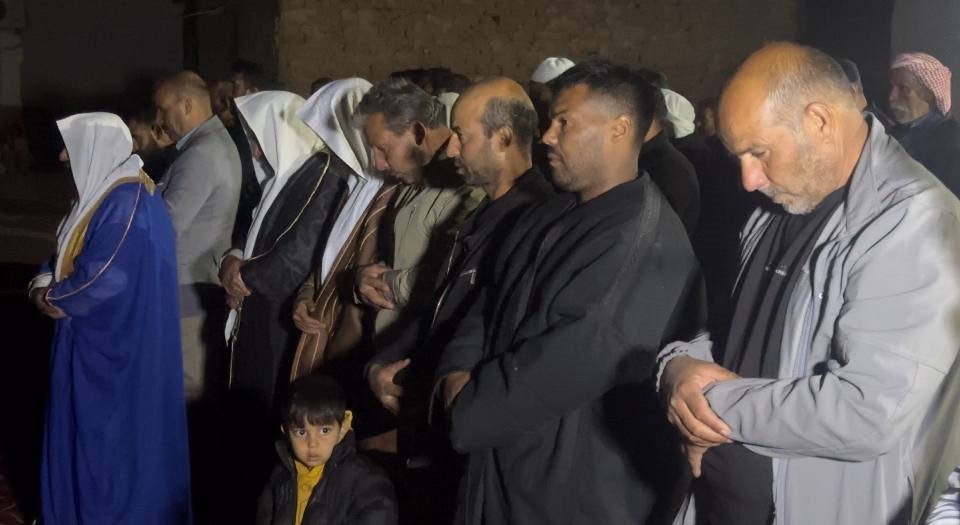 ŞANLIURFA'NIN CEYLANPINAR İLÇESİNDE YÜZLERCE VATANDAŞ, KENDİ KENDİNE YANAN EV İÇİN SEFERBER OLDU....