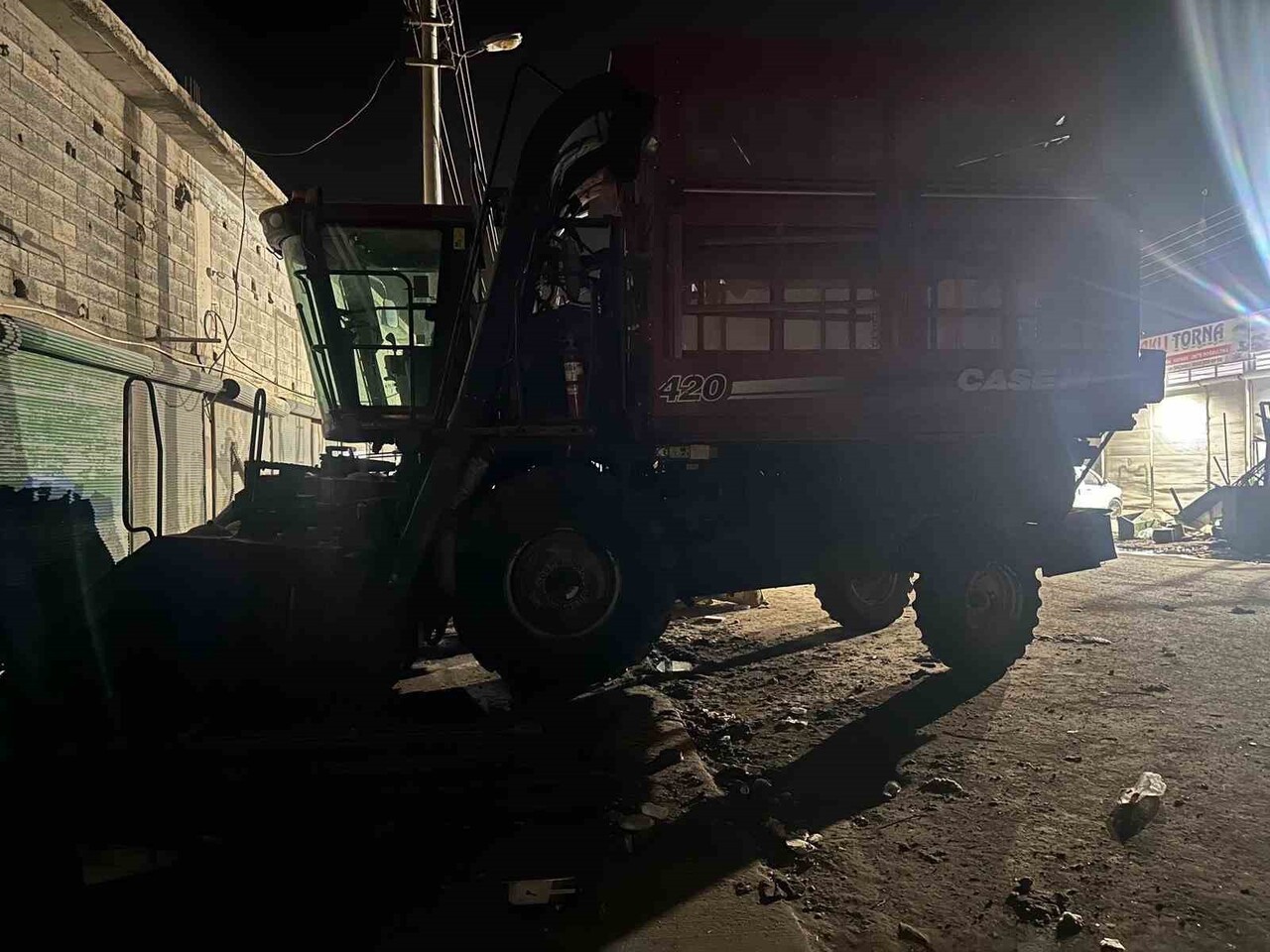 ŞANLIURFA'NIN EYYÜBİYE İLÇESİNDE BULUNAN UĞURLU SANAYİ SİTESİ'NDE BİR BİÇERDÖVERİN 1 MİLYON TL...