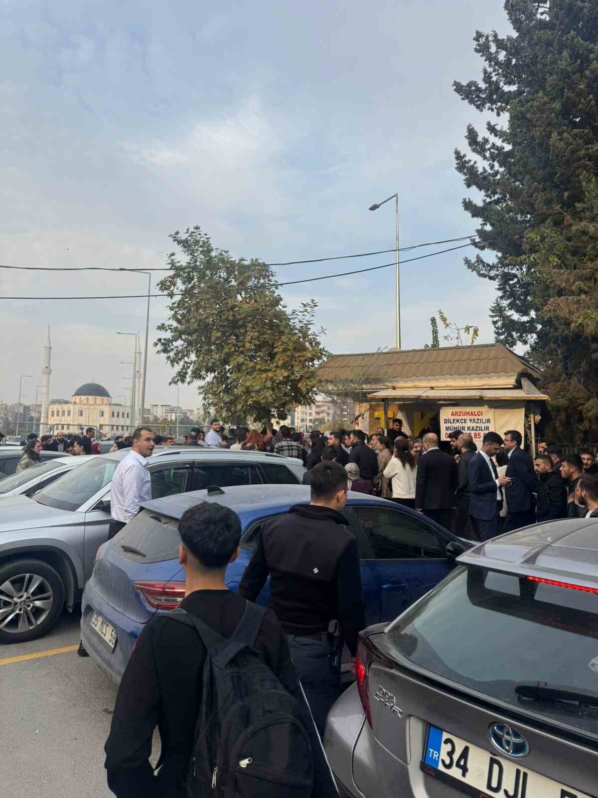 ŞANLIURFA ADLİYE BİNASINDA EMANET BÖLÜMÜNDE MEYDANA GELEN PATLAMADA 4 KİŞİ YARALANDI.