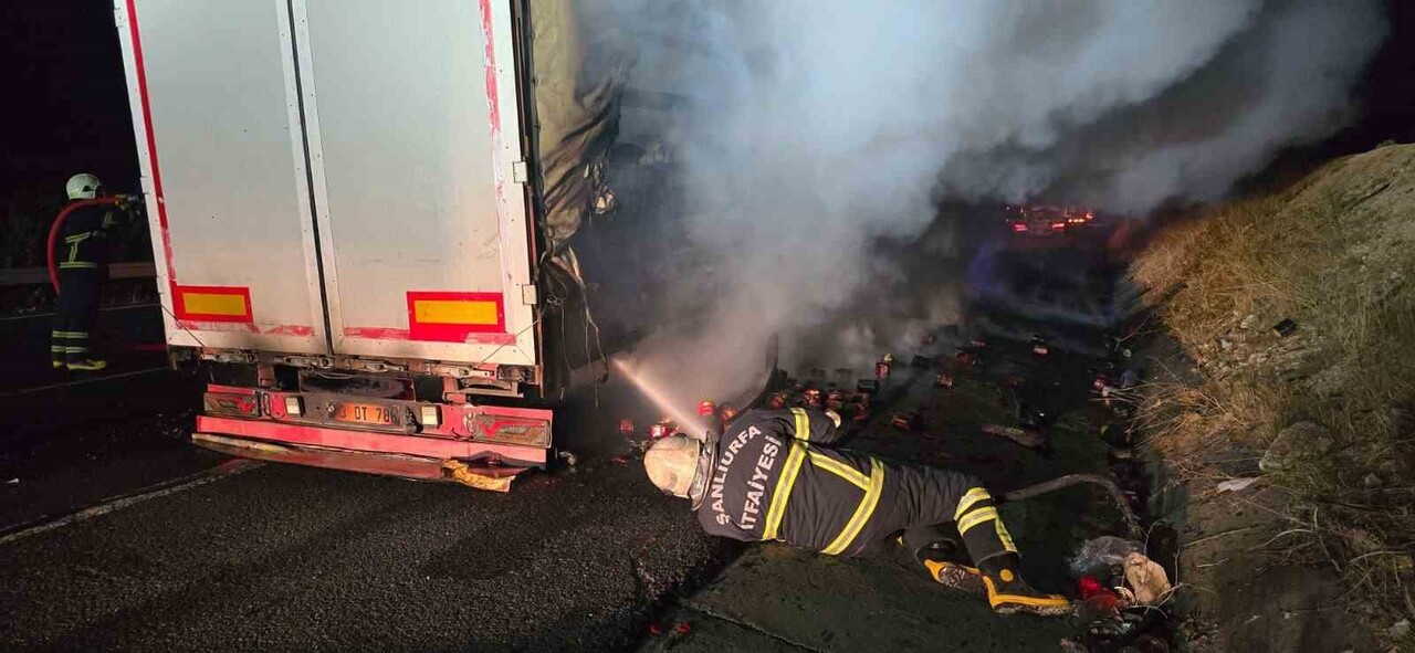 ŞANLIURFA’DA SALÇA YÜKLÜ TIR ALEV ALEV YANDI