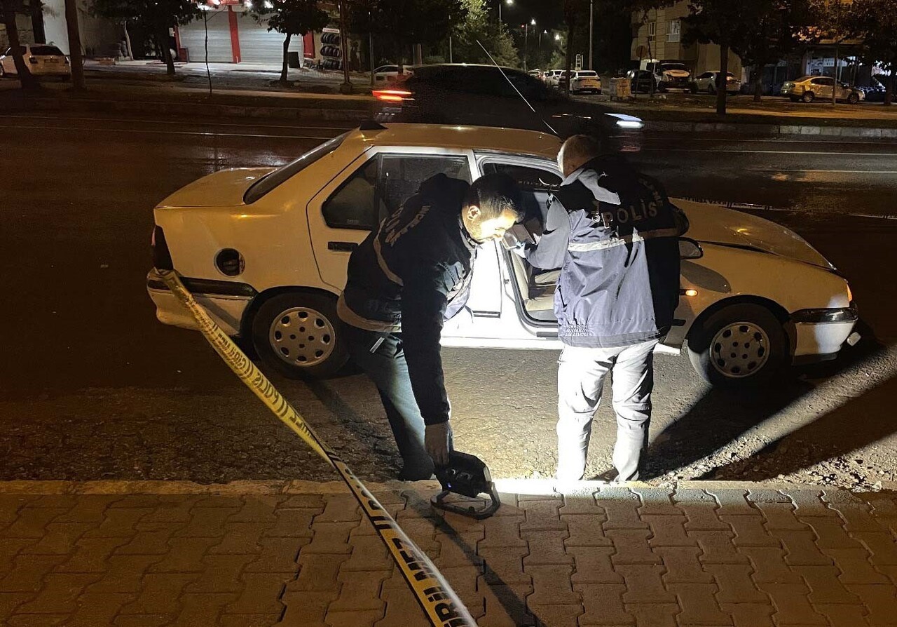 ŞANLIURFA’NIN SİVEREK İLÇESİNDE YOLUN KARŞISINA GEÇMEYE ÇALIŞIRKEN BİR OTOMOBİLİN ÇARPTIĞI YAYA...