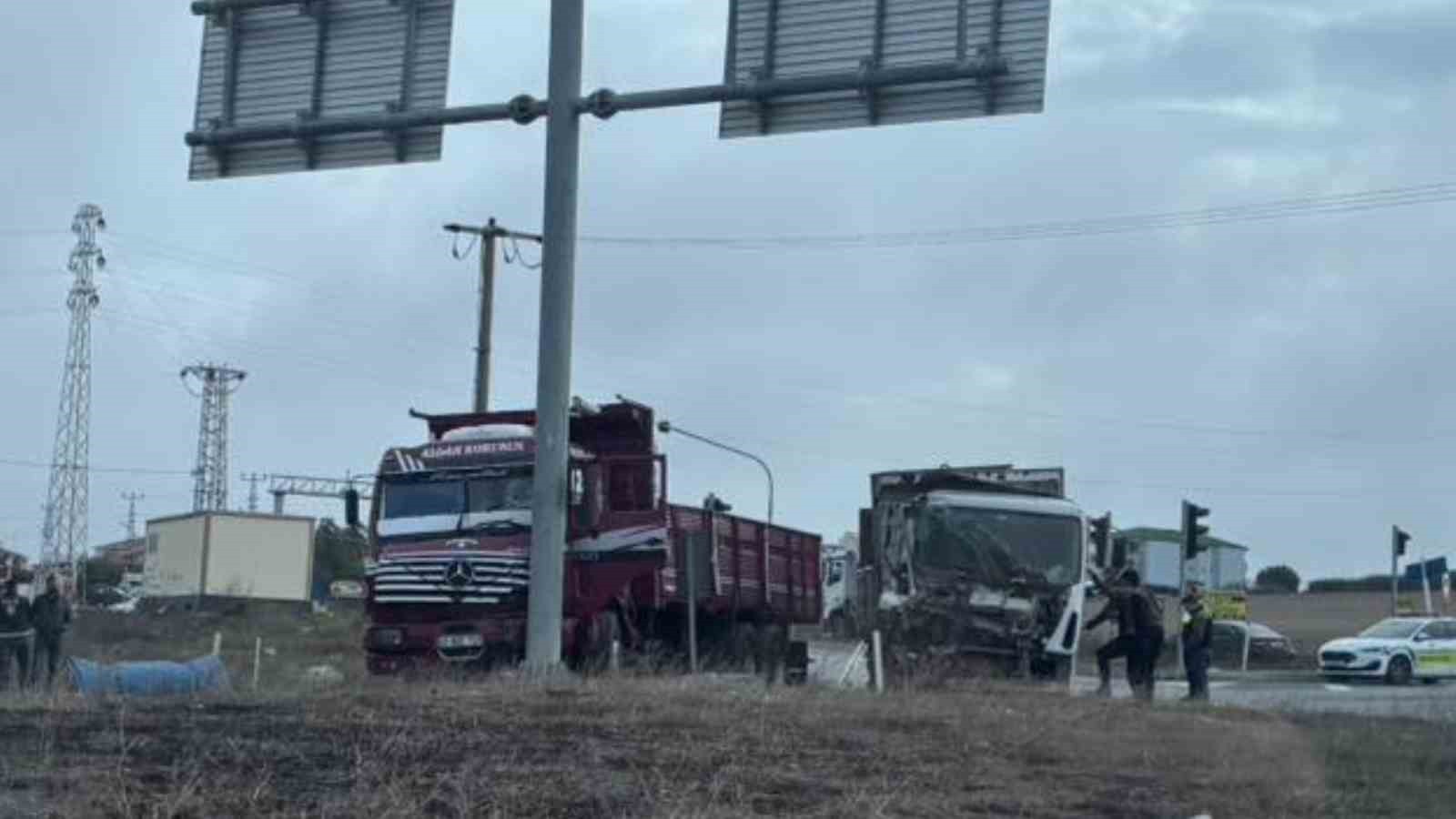 SARAY İLÇESİNDE İKİ KAMYONUN ÇARPIŞMASI SONUCU 2 KİŞİ YARALANDI