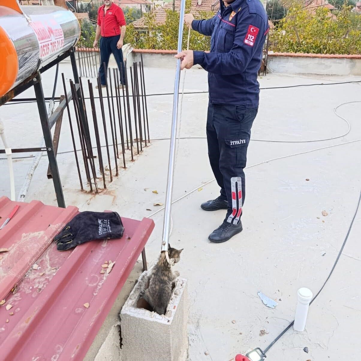 SARIGÖL’DE BİR EVİN BACASINA SIKIŞAN KEDİ, İTFAİYE EKİPLERİNİN TİTİZ ÇALIŞMASIYLA SAĞ SALİM...