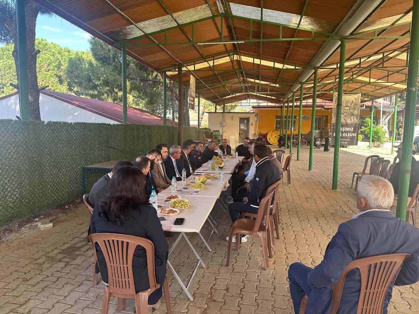 SARIGÖL KAYMAKAMI HALİL DALAK, DAİRE AMİRLERİYLE BİRLİKTE MAHALLE HALKIYLA BULUŞMALARINI...