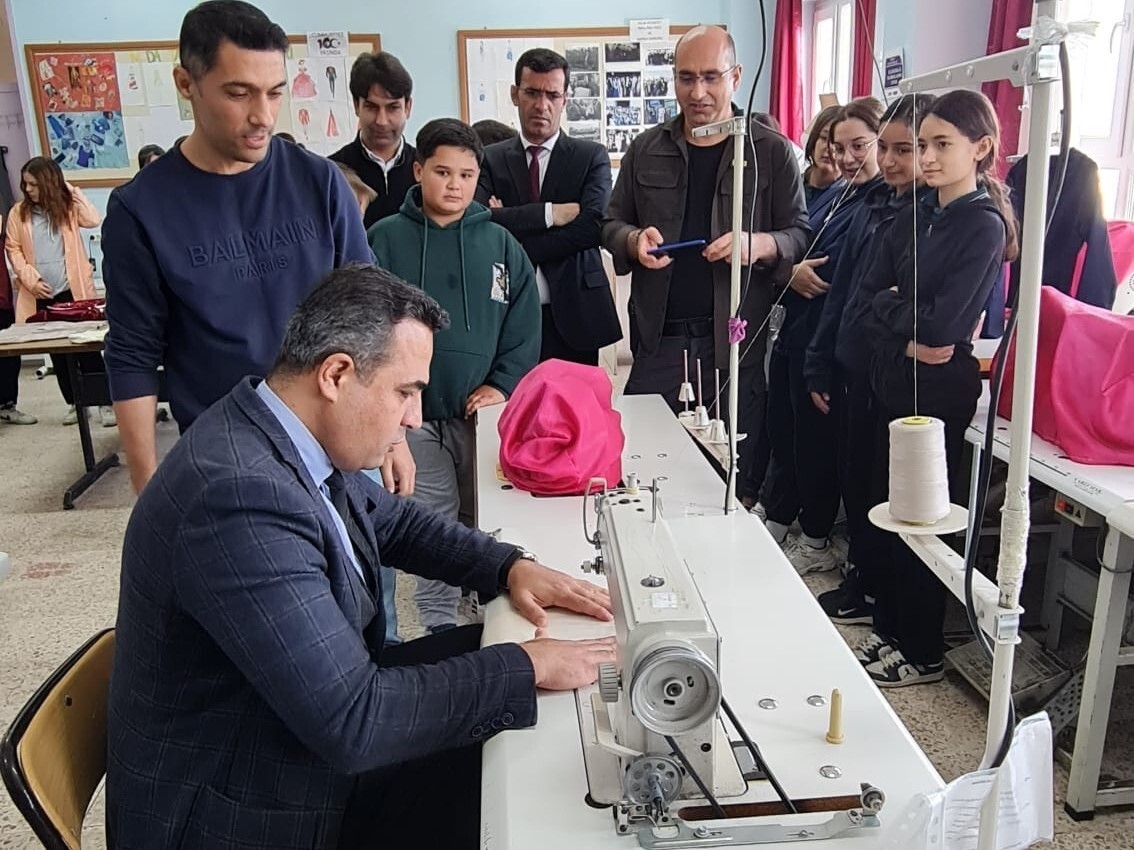 SARIGÖL KAYMAKAMI HALİL DALAK, İLÇEDE DÜZENLENEN "ATÖLYEDE BİR GÜN" ETKİNLİĞİNE KATILARAK...