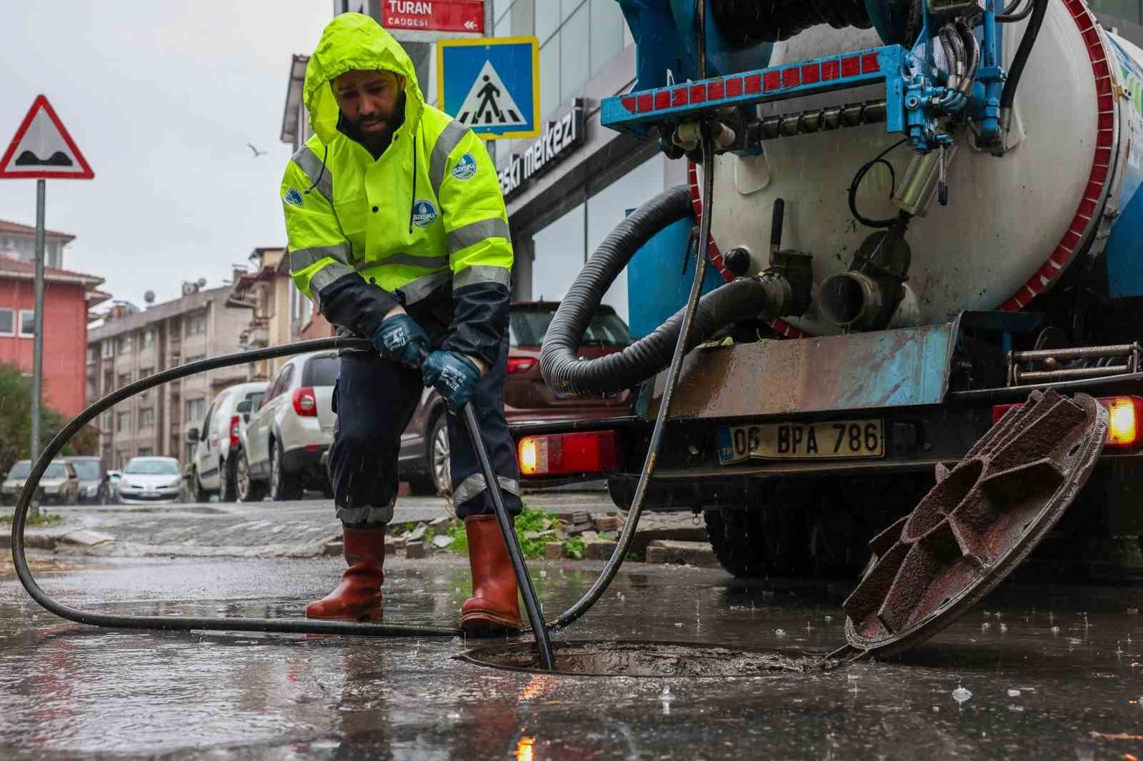 SASKİ, GECE SAATLERİNDEN İTİBAREN ARALIKSIZ ŞEKİLDE ETKİLİ OLAN YAĞIŞIN OLUMSUZLUKLARA SEBEP...