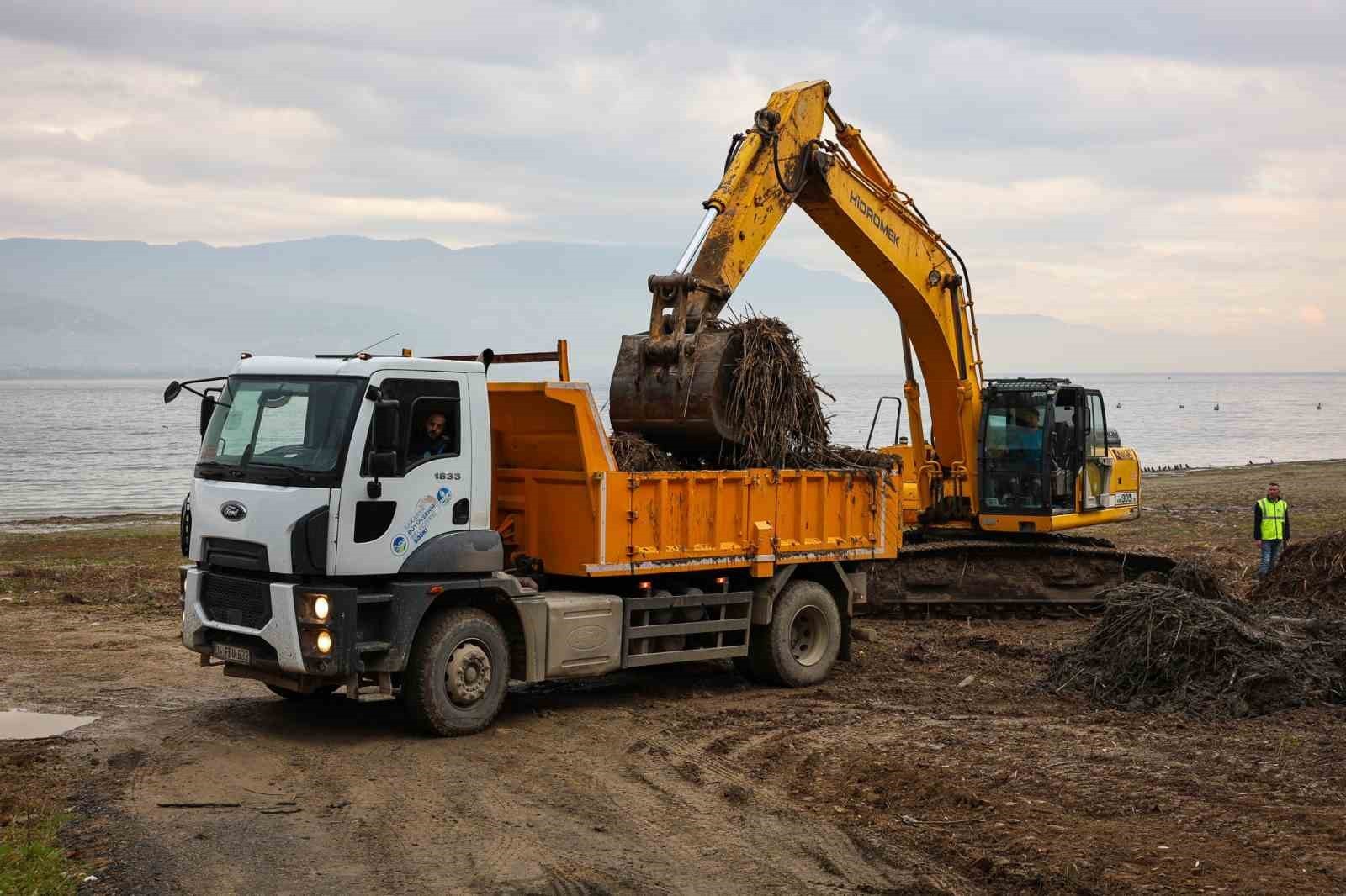 SASKİ, SAPANCA GÖLÜ’NÜN ÇEKİLEN KIYI ŞERİTLERİNDE BAŞLATTIĞI TEMİZLİK ÇALIŞMALARINA ARALIKSIZ...