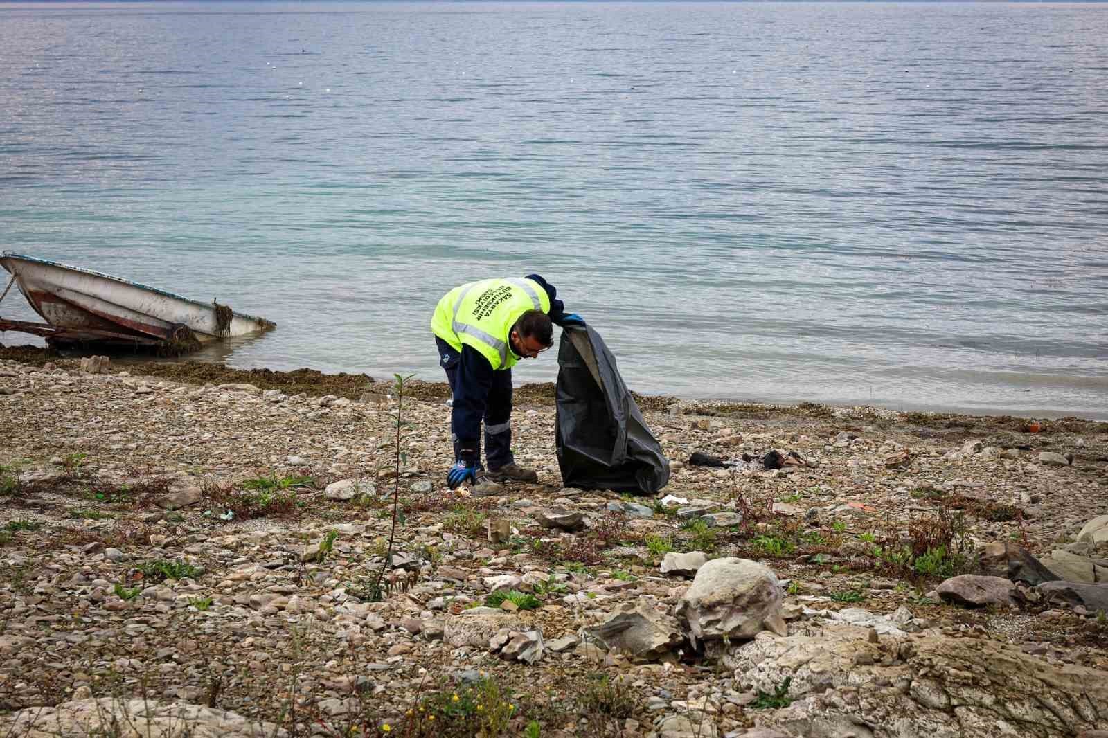 SASKİ, SAPANCA GÖLÜ’NÜN ÇEKİLEN KIYI ŞERİTLERİNDE BAŞLATTIĞI TEMİZLİK ÇALIŞMALARINA ARALIKSIZ...