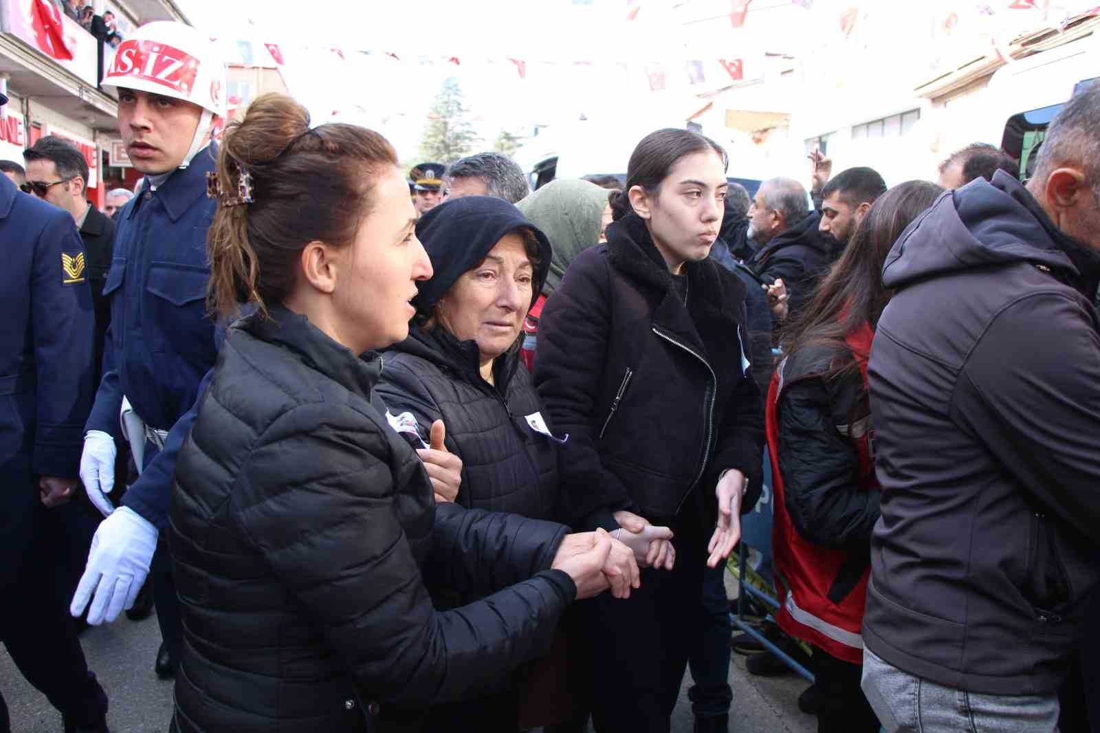 ŞEHİDİN ANNESİ DİLŞAT KAPLAN, EVLADINI "ARMAĞAN’IM GÜLE GÜLE GİT" SÖZLERİYLE SON YOLCULUĞUNA...