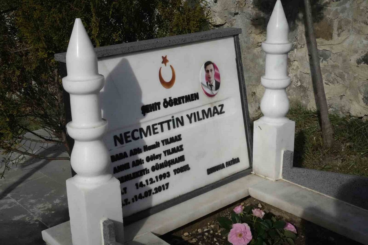 ŞEHİT ÖĞRETMEN NECMETTİN YILMAZ’IN BABASI HAMİT YILMAZ, ONSUZ GEÇEN DOKUZUNCU ÖĞRETMENLER GÜNÜ’NÜ...