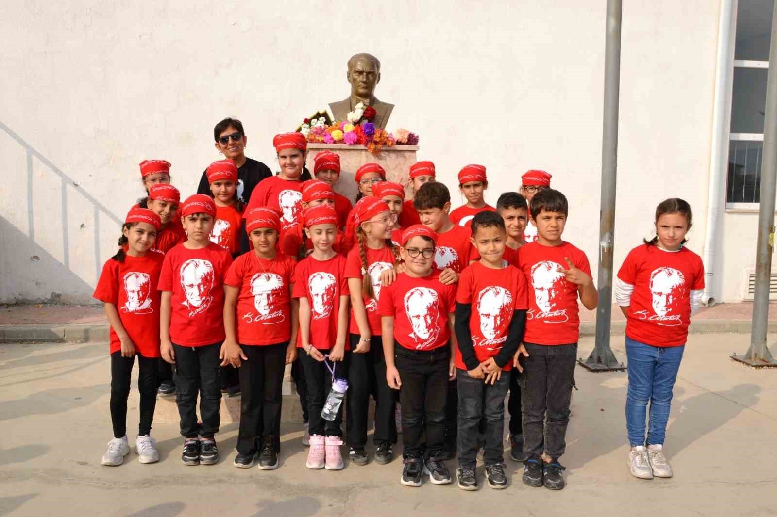 ŞEHZADELER İLÇESİNDEKİ DR. ÖMER FARUK MERİÇ İLKOKULU’NDA DÜZENLENEN 10 KASIM TÖRENİNDE ÖĞRENCİLER...