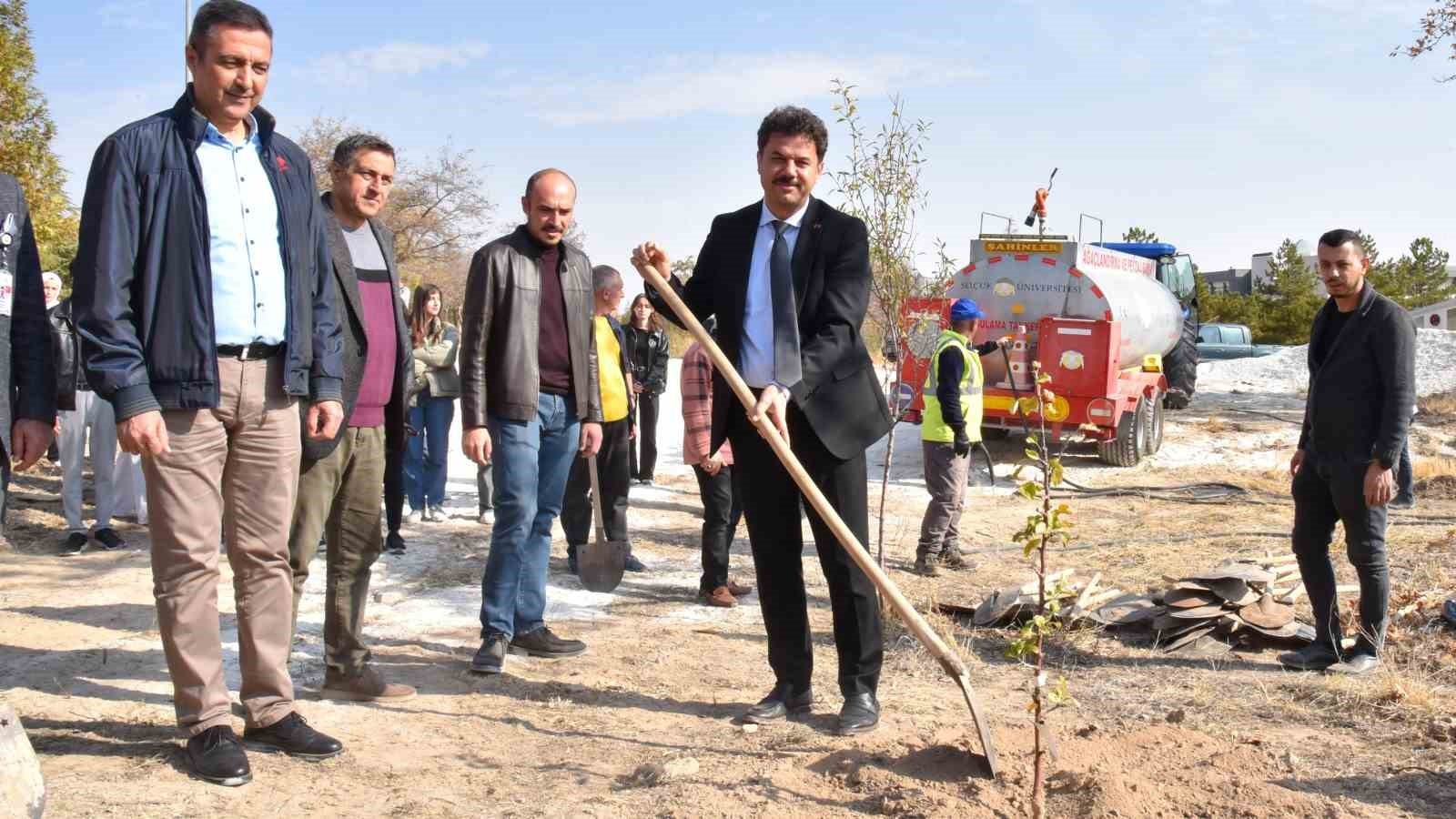 SELÇUK ÜNİVERSİTESİNDE MİLLİ AĞAÇLANDIRMA GÜNÜ DOLAYISIYLA YÜZLERCE FİDAN TOPRAKLA BULUŞTURULDU....