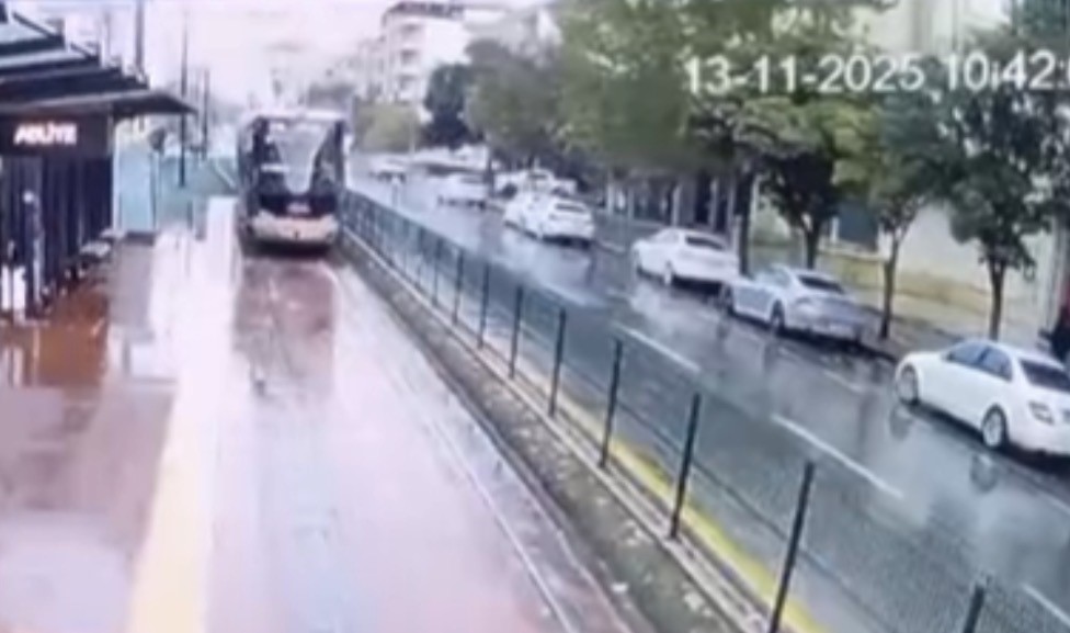 ŞİDDETLİ YAĞIŞIN ETKİLİ OLDUĞU GAZİANTEP'TE İÇERİSİNDE YÜZLERCE YOLCUNUN BULUNDUĞU TRAMVAYA...