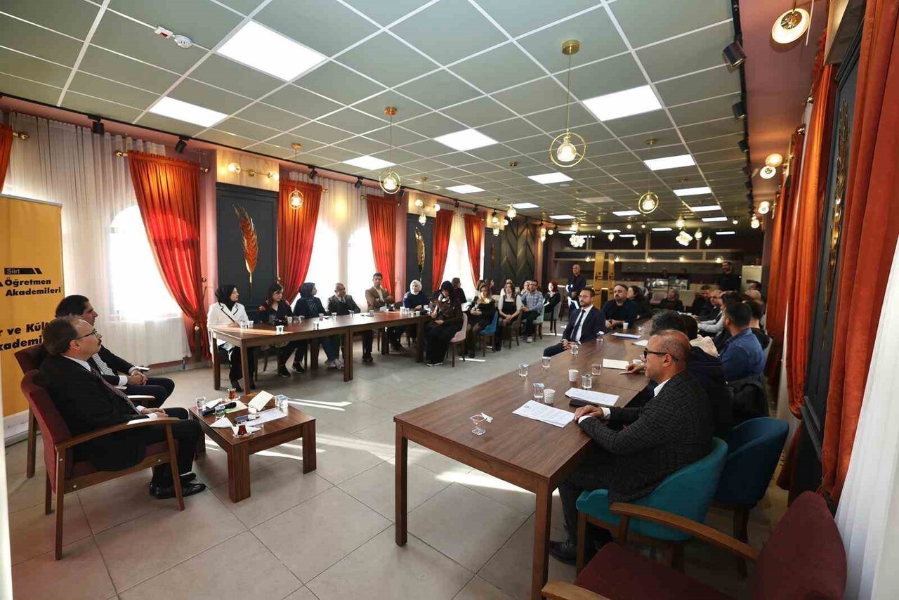 SİİRT'TE "ŞEHİR VE KÜLTÜR AKADEMİSİ" PROGRAMI SİİRT VALİSİ KEMAL KIZILKAYA'NIN KATILIMIYLA...