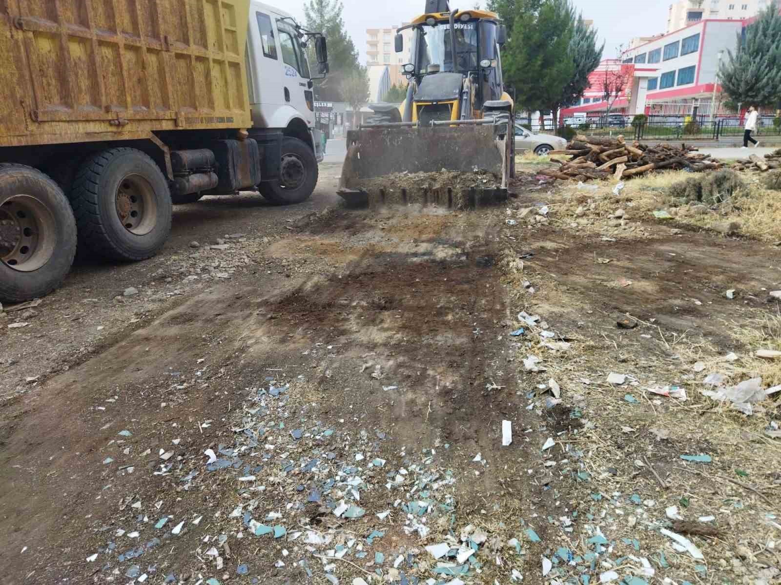 SİİRT BELEDİYESİ TEMİZLİK İŞLERİ MÜDÜRLÜĞÜ EKİPLERİ, KENT GENELİNDE ÇEVRE KİRLİLİĞİNİ ÖNLEMEK VE...