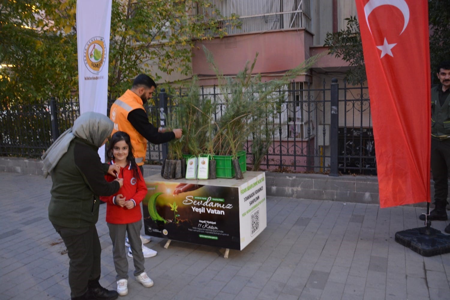 SİİRT ORMAN İŞLETME MÜDÜRLÜĞÜ EKİPLERİ, VATANDAŞLARI FİDAN DİKİMİNE DAVET ETTİ.