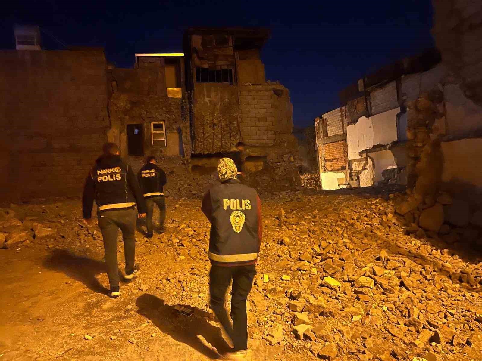 SİİRT’TE 5 ALANDA YAPILAN "NARKOALAN" UYGULAMASINDA ÇOK SAYIDA ARAÇ, ŞAHIS, PARK BE BAHÇELER DİDİK...