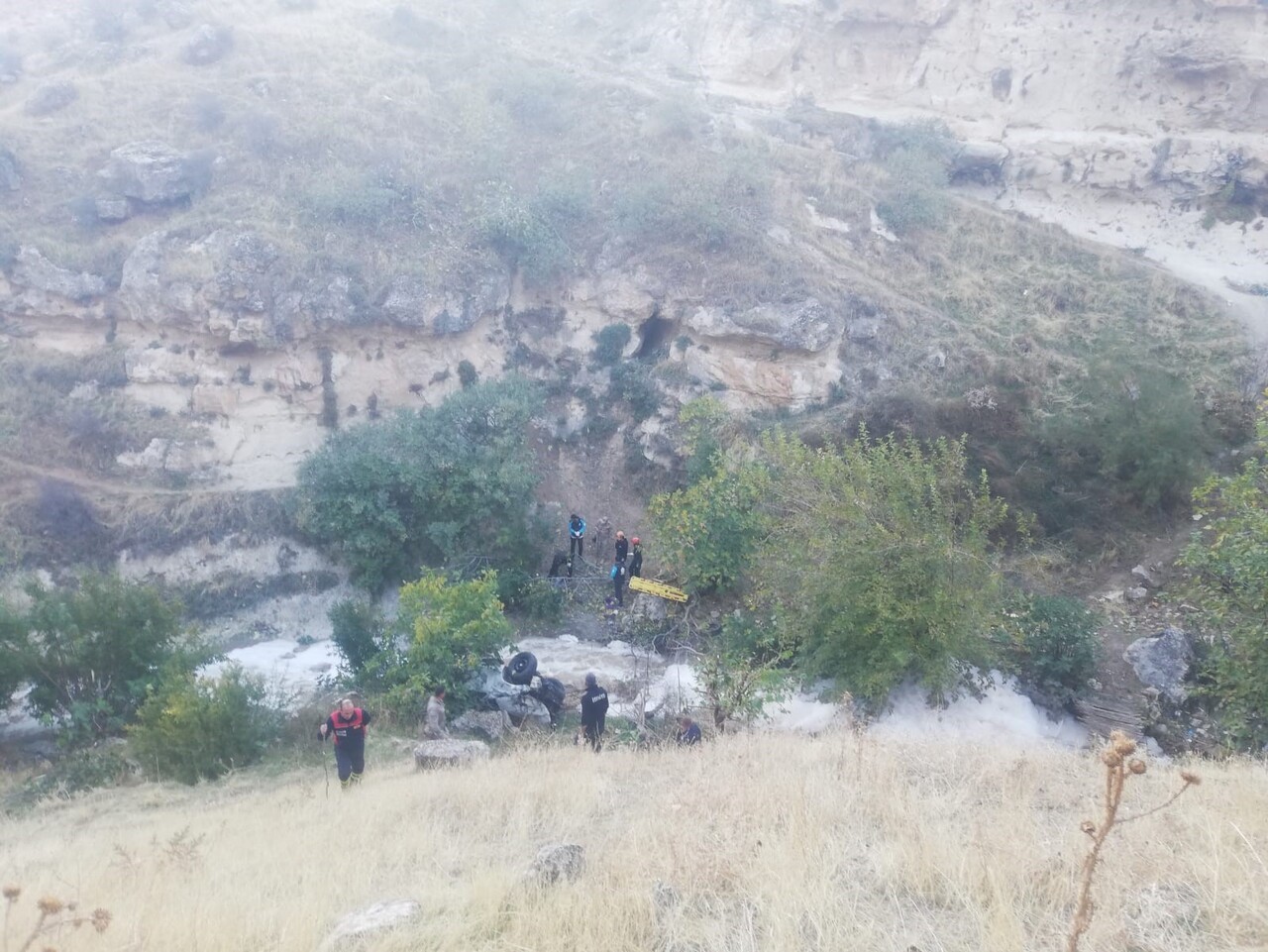 SİİRT’TE ARACIN ŞARAMPOLE YUVARLANMASI SONUCU 1 KİŞİ ÖLDÜ, 1 KİŞİ YARALANDI.