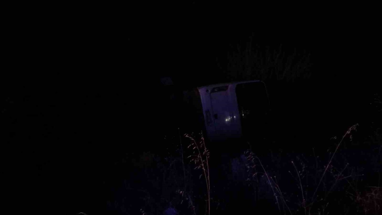 SİİRT’TE İŞÇİLERİ TAŞIYAN OTOBÜS DEVRİLDİ: 17 YARALI