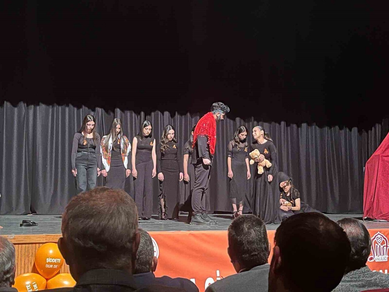 SİİRT VALİSİ KEMAL KIZILKAYA, KADINA YÖNELİK ŞİDDETTE KARŞI ULUSLARARASI MÜCADELE GÜNÜ’NDE...