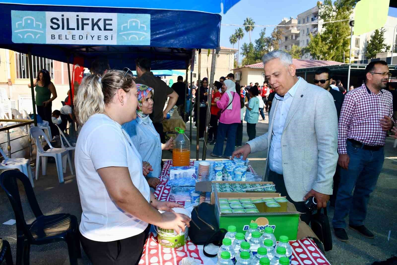SİLİFKE’DE DÜZENLENEN KERMESTE EL EMEĞİ ÜRÜNLER SERGİLENDİ